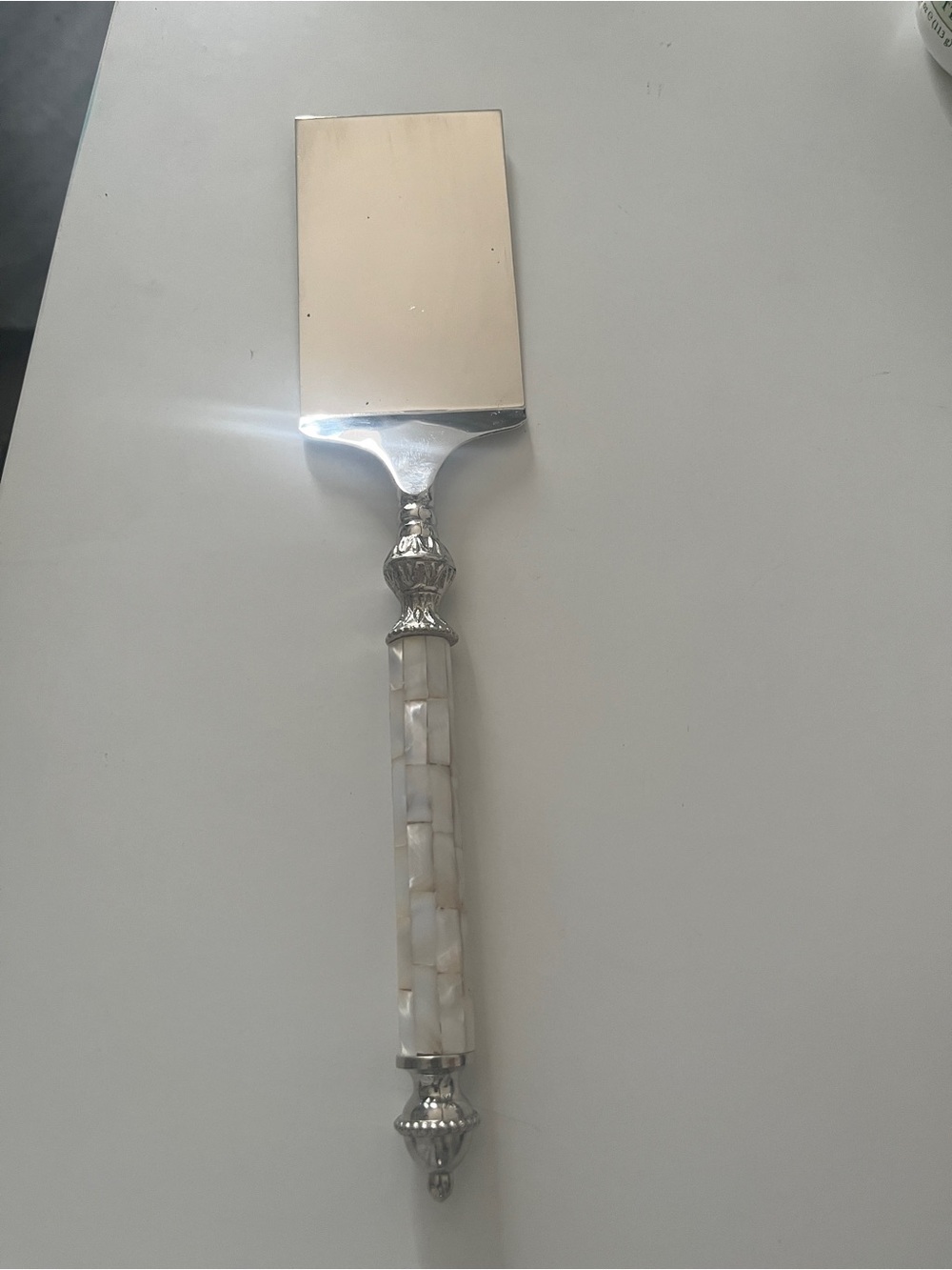 Towle Mother-of-Pearl Handle Cake Server in Silver and White